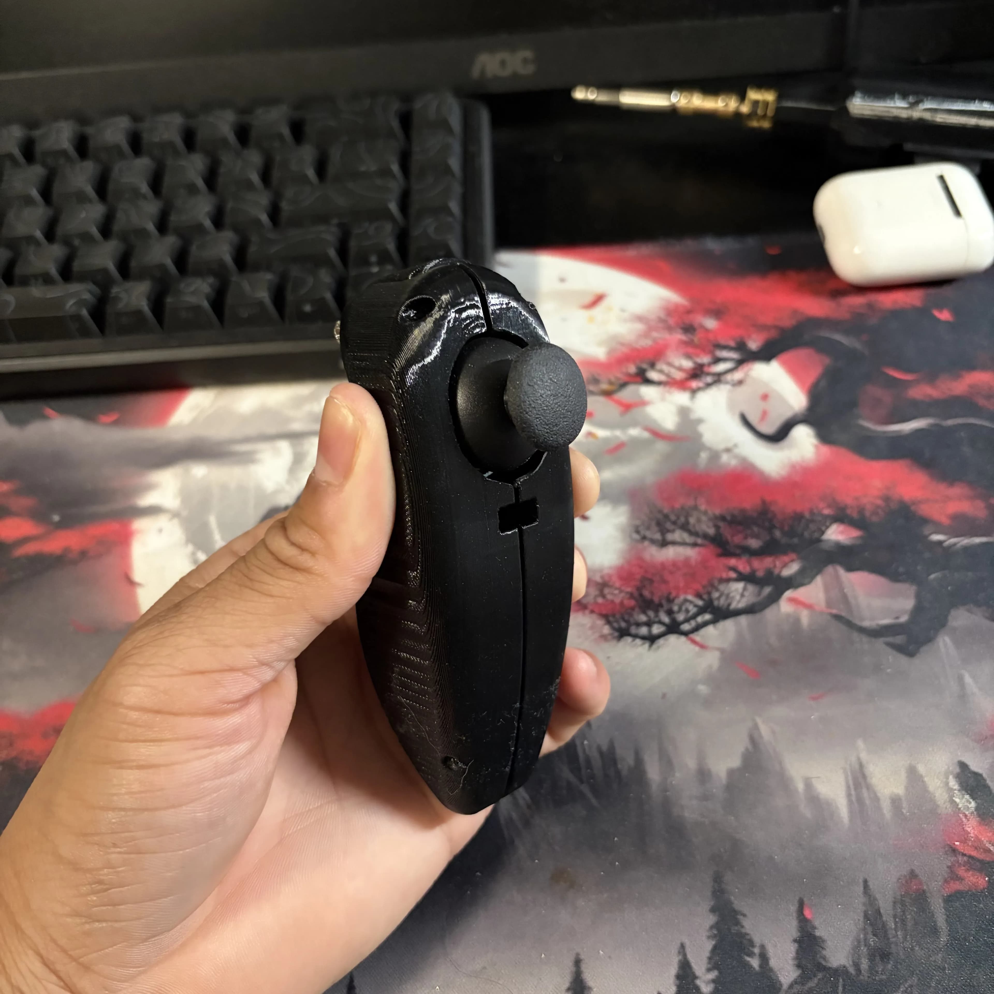 Uni one-handed controller — detail